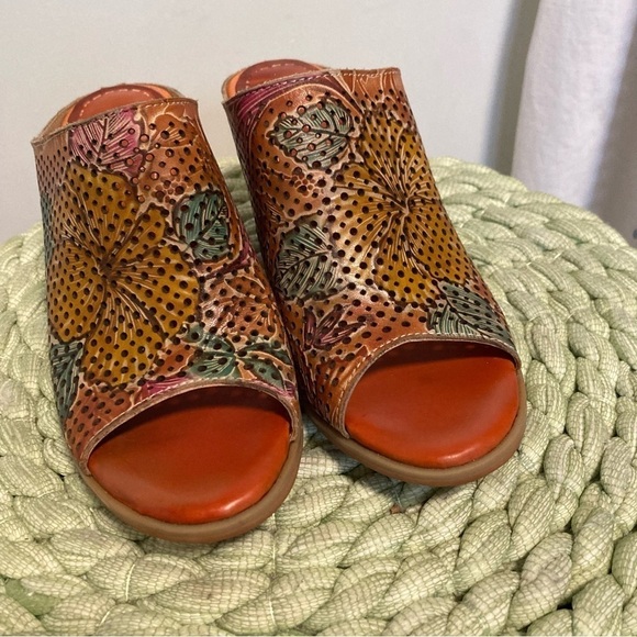 L’Artiste Spring Step Stylin Tan Floral Perforated Peep Toe Slip On Heel Mules - Picture 3 of 8